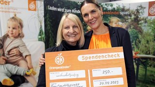Verena Carney, Chefin der Carney GmbH & Co. KG in Wilhelmsdorf (r.), übergibt einen Spendenscheck an Birgit Riedl vom Familienstützpunkt Emskirchen.