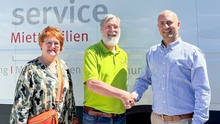 Merk-Geschäftsführer Florian Billmann (r.) mit Geschäftsführer Ulrich Roscher und Martina Roscher von Negnal.