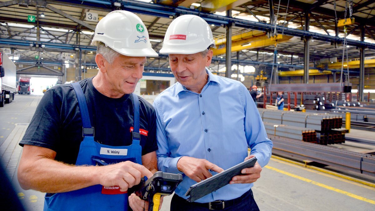 Niederlassungsleiter Fred Holzer (r.) von der Kloeckner Metals Germany GmbH im Gespräch mit Lagermeister Norbert Wolny.