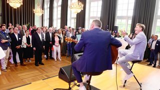 IHK-Sommerempfang 2025 in Ansbach mit Live-Musik von "Viva Voce"-Sänger David Lugert. Beim IHK-Sommerempfang gab es Live-Musik vom Frontmann der Ansbacher A-cappella-Gruppe Viva Voce David Lugert.