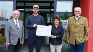 Stiftungsvorstand Dr. Wilhelm Polster (l.) und Stiftungsrat Klaus Teichmann (r.) von der Manfred-Roth-Stiftung bei der Spendenübergabe an das Projekt „NachhilFee“ im Nürnberger Land.