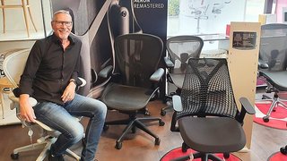 Götz Reichel, Geschäftsführer der Chairgo GmbH in Hersbruck, mit einer Auswahl der Stühle, die in seinem Geschäft erhältlich sind.