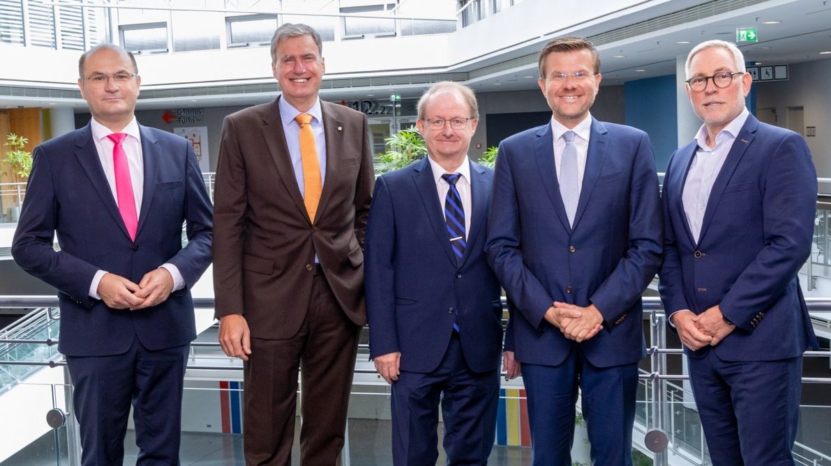 Bayerns Finanzminister und stellvertretender Aufsichtsratsvorsitzender Albert Füracker, Peter Ottmann, Prof. Dr. Elmar Forster (Hauptgeschäftsführer Handwerkskammer für Mittelfranken), Nürnbergs Oberbürgermeister und Aufsichtsratsvorsitzender Marcus König sowie IHK-Hauptgeschäftsführer Markus Lötzsch (v. l.) 