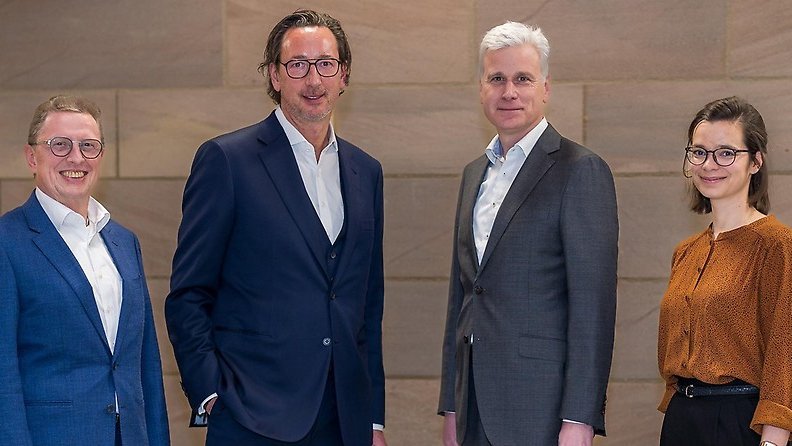 Im Februar 2023 wurden Jürgen Zöbl (Siemens Mobility GmbH, 2.v.r.) zum 1. Vorsitzenden und Fritz Hermann Tschirschwitz (Fritz Tschirschwitz Logistik GmbH, 2.v.l.) zum 2. Vorsitzenden gewählt. Geschäftsführer sind Franziska Röder und Dr. Udo Raab (IHK). (Foto: Oliver Dürrbeck)