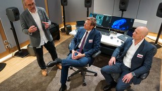 Im Dolby-Atmos-Tonstudio in Nürnberg: Geschäftsführer Andreas Ehret von Dolby Germany, Nürnbergs Oberbürgermeister Marcus König und Immobilieneigentümer Dr. Tobias von Tucher (v. l.).