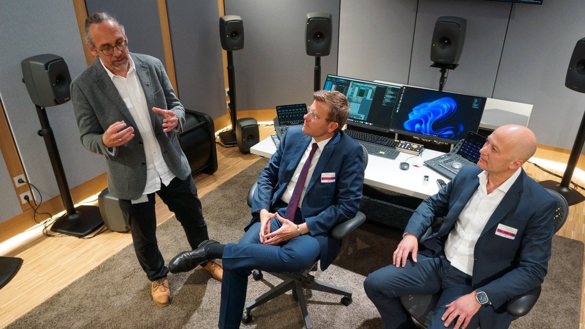 Im Dolby-Atmos-Tonstudio in Nürnberg: Geschäftsführer Andreas Ehret von Dolby Germany, Nürnbergs Oberbürgermeister Marcus König und Immobilieneigentümer Dr. Tobias von Tucher (v. l.).