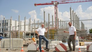 Großbaustelle auf dem Köstner-Firmengelände in Neustadt an der Aisch: Geschäftsführer Dr. Norbert Teltschik (r.) und Karl Vogel, der das Neubauprojekt leitet.