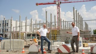 Großbaustelle auf dem Köstner-Firmengelände in Neustadt an der Aisch: Geschäftsführer Dr. Norbert Teltschik (r.) und Karl Vogel, der das Neubauprojekt leitet.