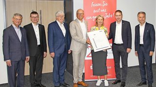 Gratulation zum Jubiläum der Sparkasse Ansbach: Stefan Fink (stellvertretender Vorstandsvorsitzender), Dr. Gerhard Walther (ehemaliger IHK-Vizepräsident), Dieter Guttendörfer (Vorsitzender IHK-Gremium Ansbach), Vorstandsvorsitzender Werner Frieß, Karin Bucher (Leiterin IHK-Geschäftsstelle Ansbach), Ansbachs Landrat Dr. Jürgen Ludwig und Vorstand Dieter Mai (v. l.).