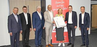 Gratulation zum Jubiläum der Sparkasse Ansbach: Stefan Fink (stellvertretender Vorstandsvorsitzender), Dr. Gerhard Walther (ehemaliger IHK-Vizepräsident), Dieter Guttendörfer (Vorsitzender IHK-Gremium Ansbach), Vorstandsvorsitzender Werner Frieß, Karin Bucher (Leiterin IHK-Geschäftsstelle Ansbach), Ansbachs Landrat Dr. Jürgen Ludwig und Vorstand Dieter Mai (v. l.).