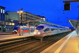 Im abendlichen Aschaffenburg Hbf