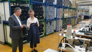Geschäftsführer Thomas Steinhart und Stefanie Denk, die für das Thema Nachhaltigkeit zuständig ist, in der Muster- und Kleinserienfertigung der Création Gross GmbH & Co. KG in Hersbruck.