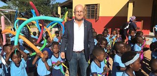 Ulrich Liebe, Geschäftsführer der Firmengruppe Bauwerke – Liebe & Partner in Nürnberg, zu Besuch in Mapinhane an der Ostküste von Mosambik, wo sein Unternehmen mit einem Hilfsprojekt Kindern schulische Bildung ermöglichen will.