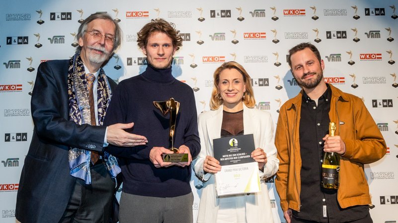 Festival-Leiter Alexander V. Kammel, Regisseur Felix Krause sowie Marketing-Chefin Dr. Karoline Haderer und Projektleiter Chris Hendel von der Nürnberger (v. l.) bei der Preisverleihung der Internationalen Wirtschaftsfilmtage.