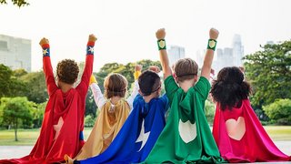 Kinder in Superhelden-Anzügen