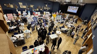 Blick in den Markgrafensaal in Schwabach: Volles Haus beim Azubi-Speed-Dating 2025.